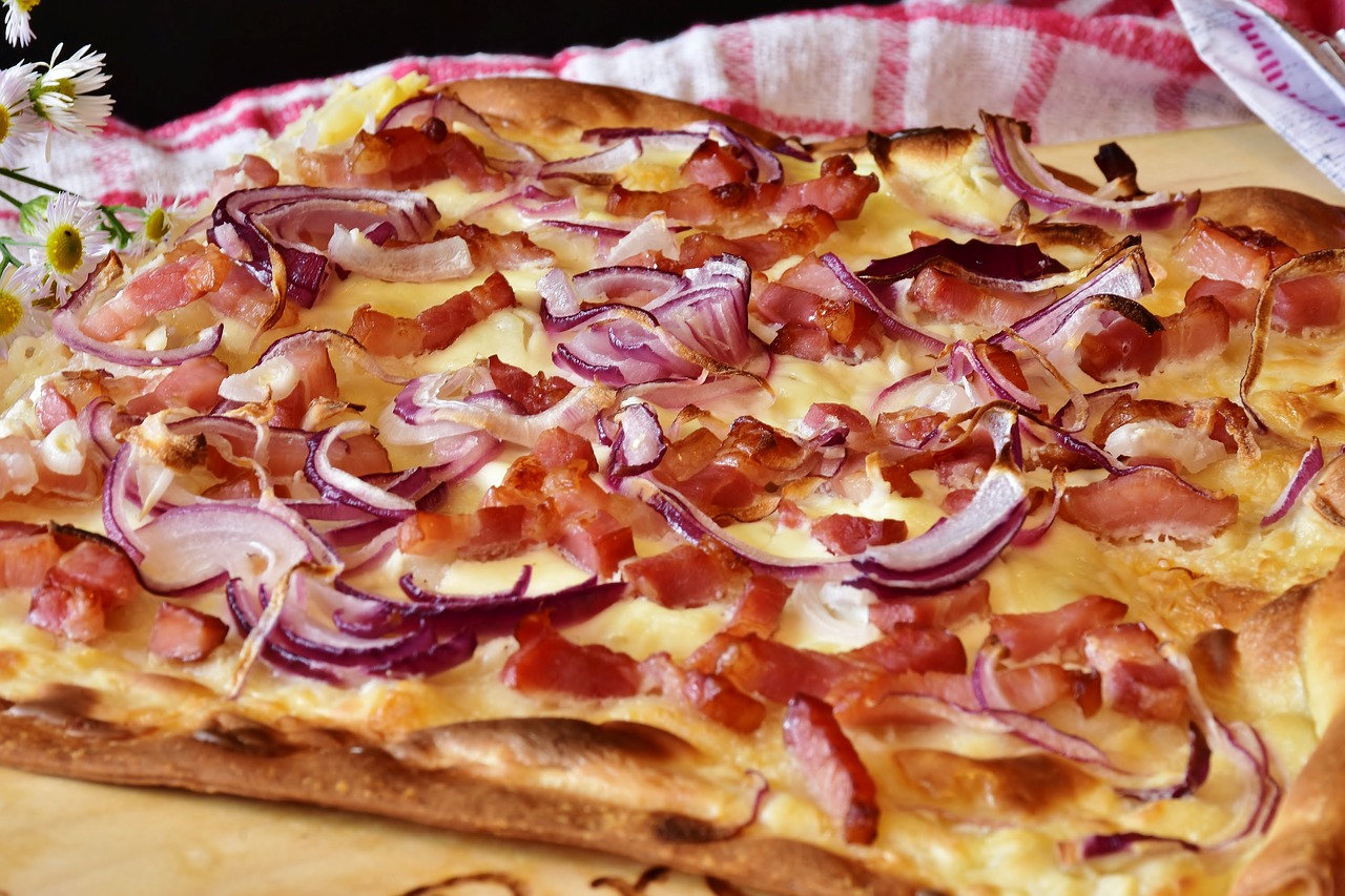 Flammkuchen mit Tomatensugo - Groß Bültener Hof